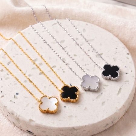 FOUR-LEAF-CLOVER-SINGLE-PENDANT-NECKLACE